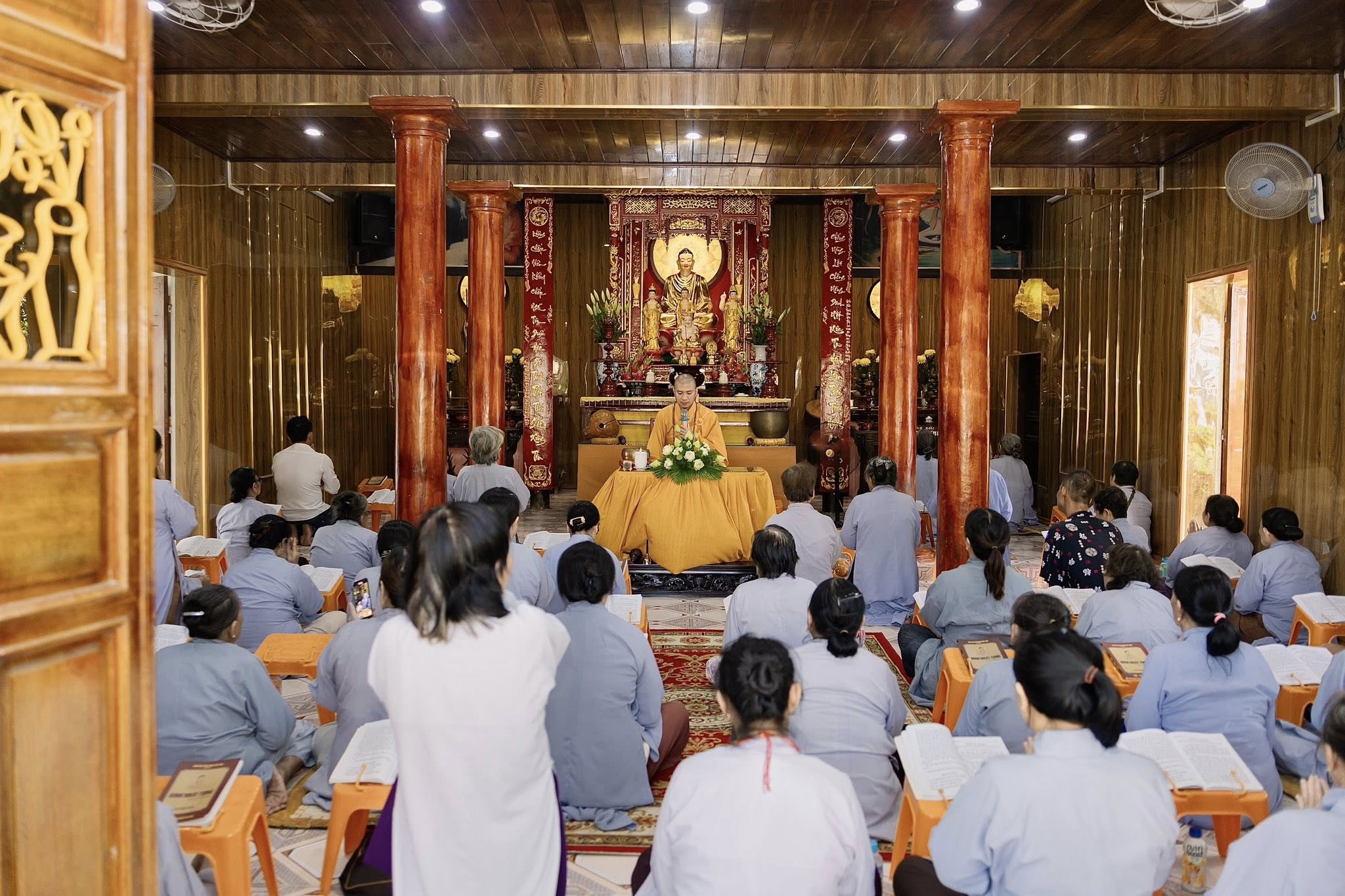 Xã Tuy Phước Đông: Chùa Bình Quang tổ chức khóa tu Bát Quan Trai và phát cơm từ thiện.